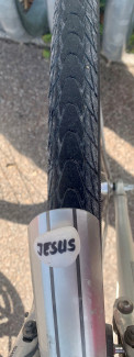 Fahrrad mit Jesusaufkleber auf dem Schutzblech